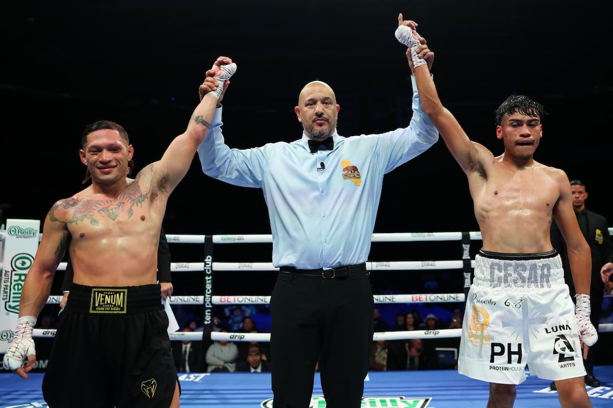 Cesar Olvera and Victor Saravia during their bout