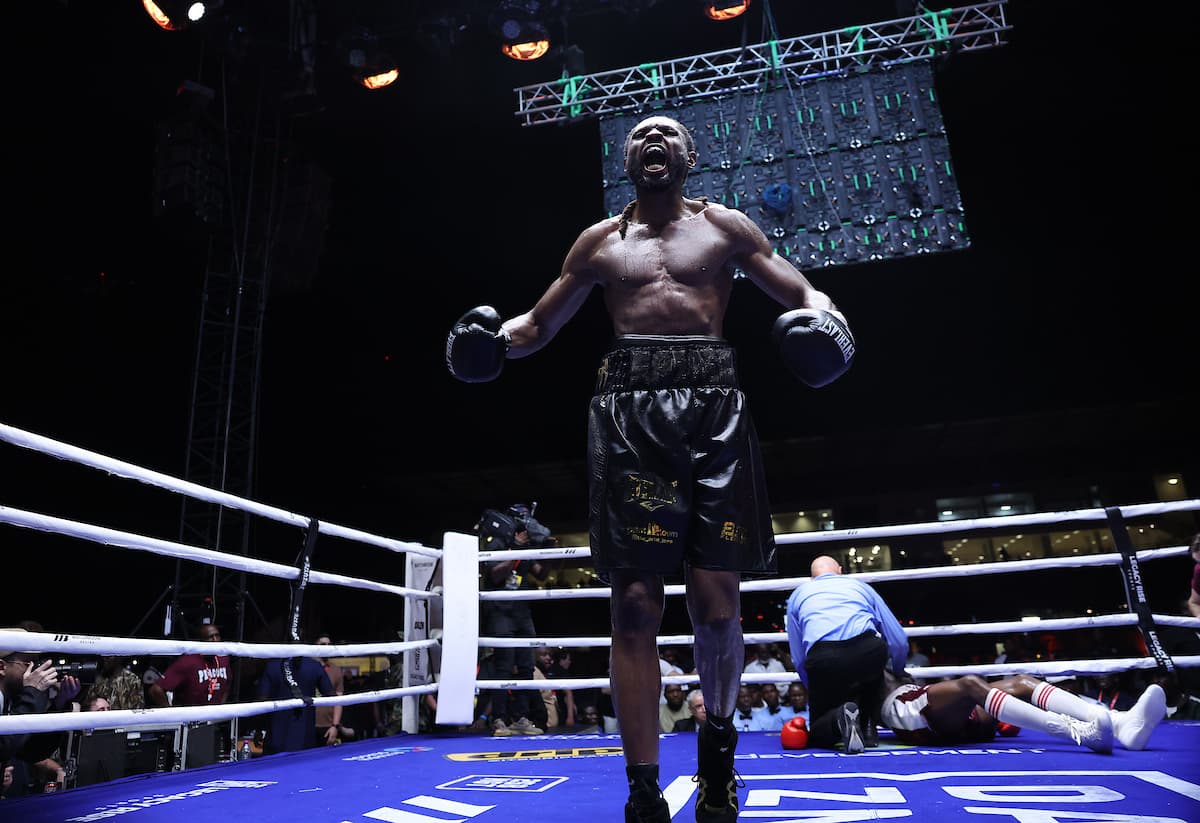 Craig Richards knocks out Dan Azeez during their bout