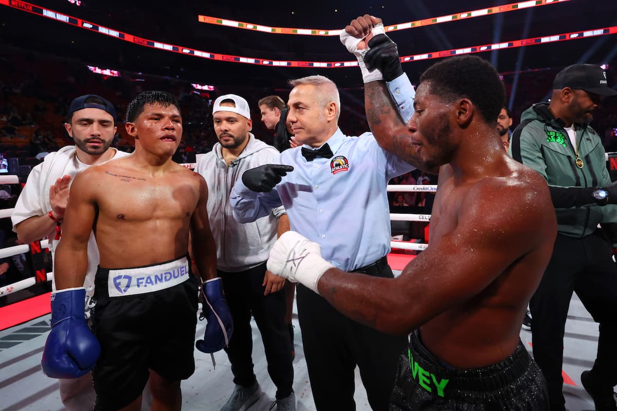 Jahmal Harvey defeats Kevin Cervantes during their bout