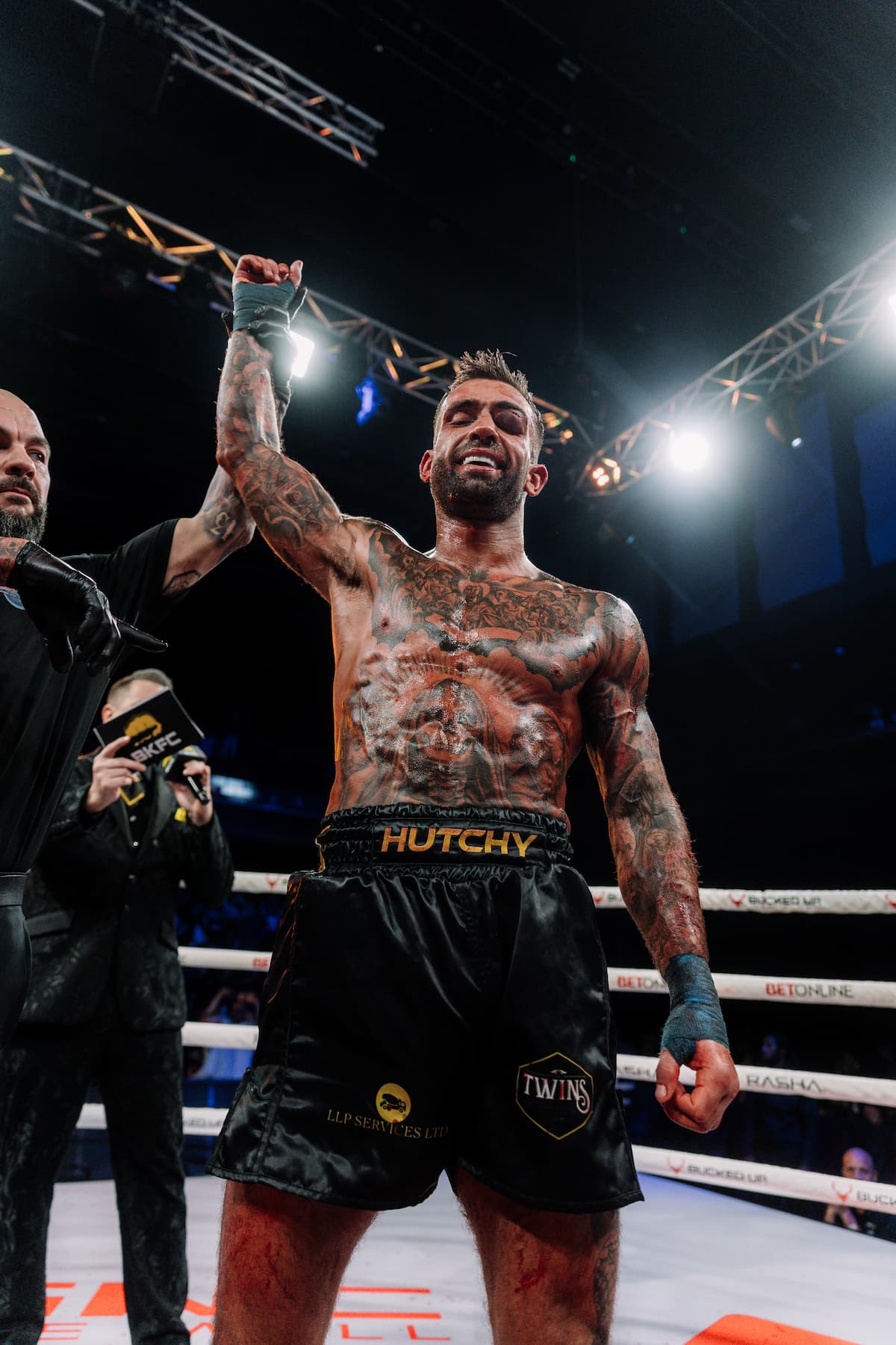 Liam Hutchinson defeats Luke Brassfield during their bout