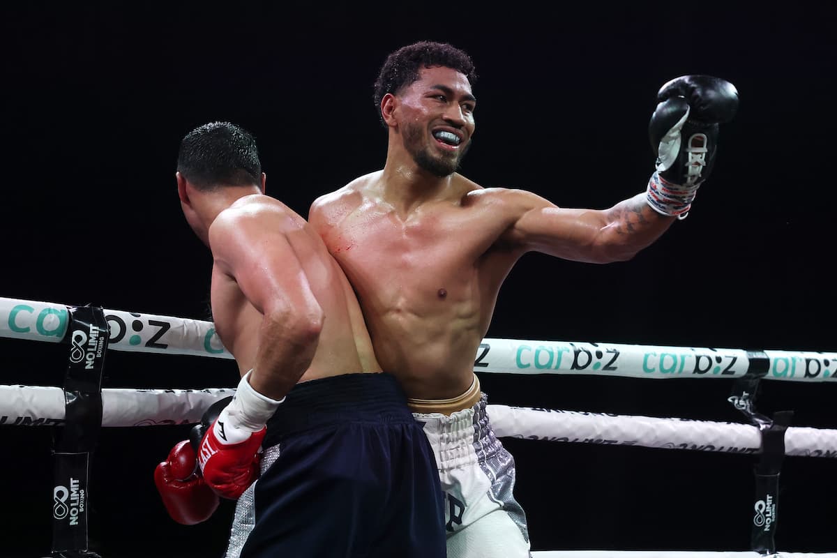 Paulo Aokuso during his bout against Shukhrat Abdullaev