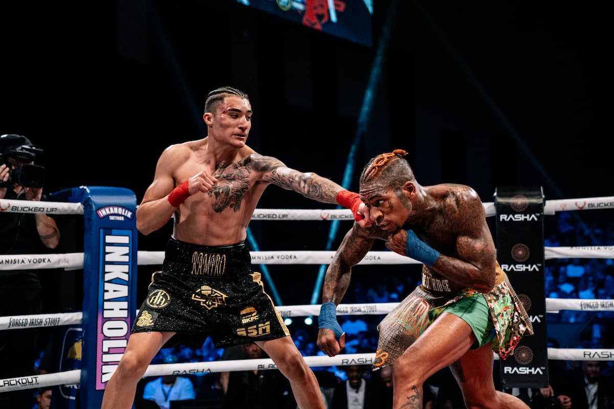 Ramiro Figueroa punches Howard Davis