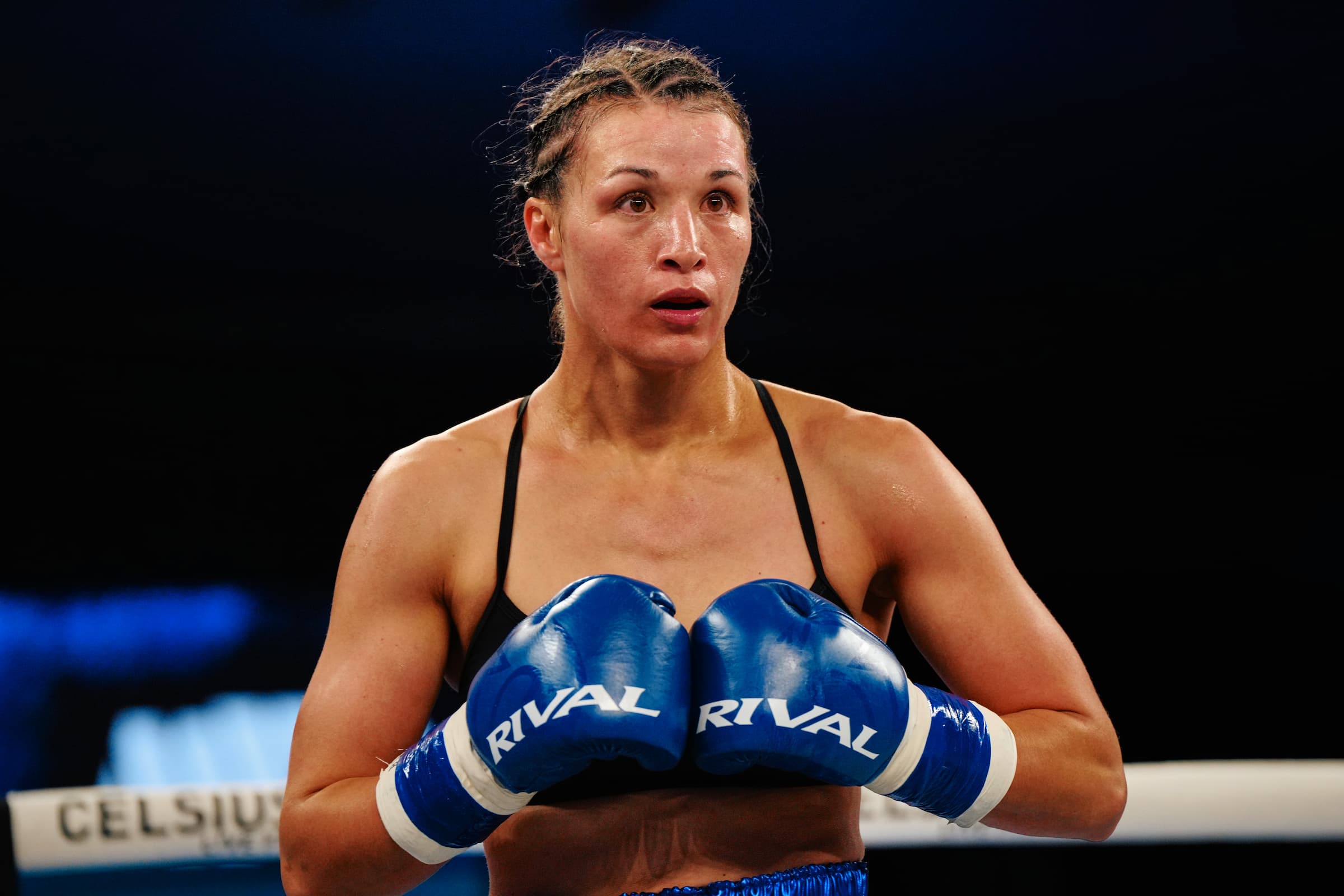 Video: Stephanie Han gets dropped en route to victory over Paulina Angel