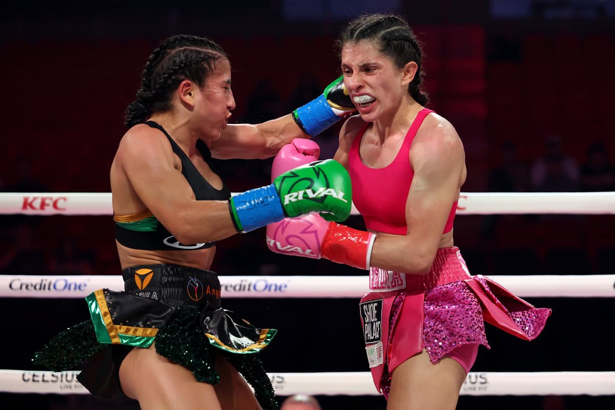 Yokasta Valle punches Yadira Bustillos during their bout