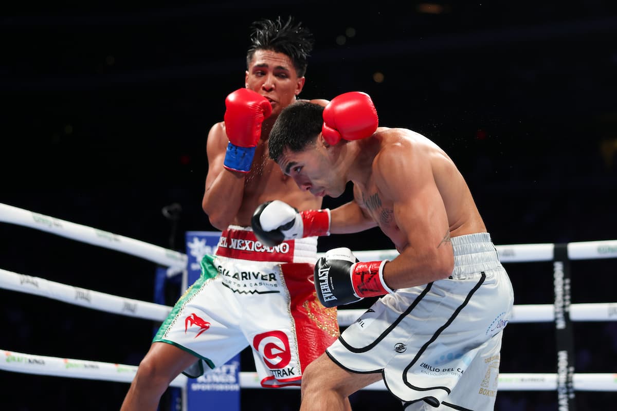 Emiliano Vargas and Agustin Ezequiel Quintana during their bout