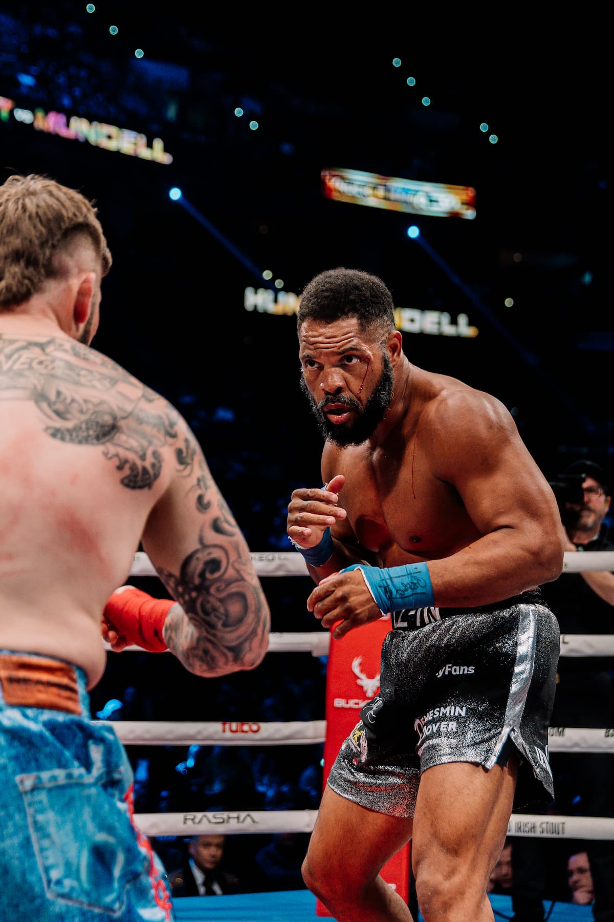 Lorenzo Hunt during his bout against David Mundell