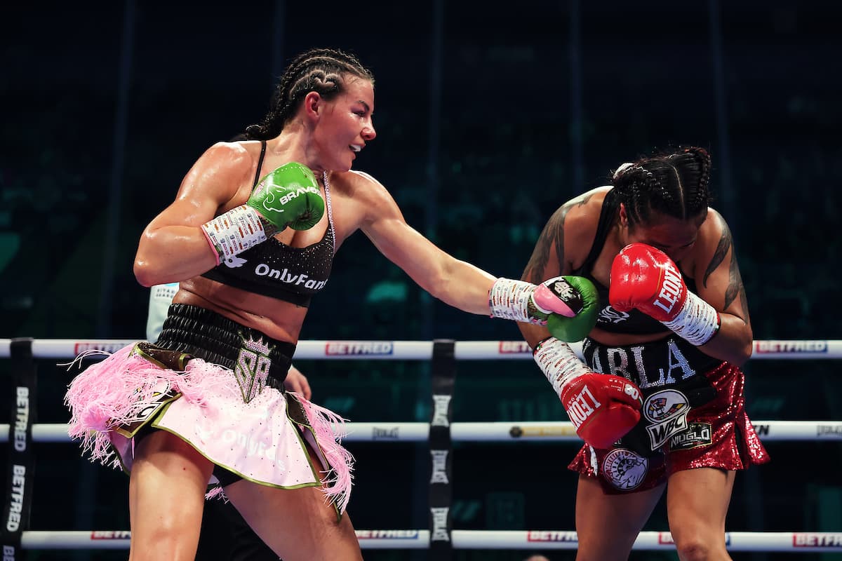 Sandy Ryan lands a punch during her bout against Karla Ramos Zamora