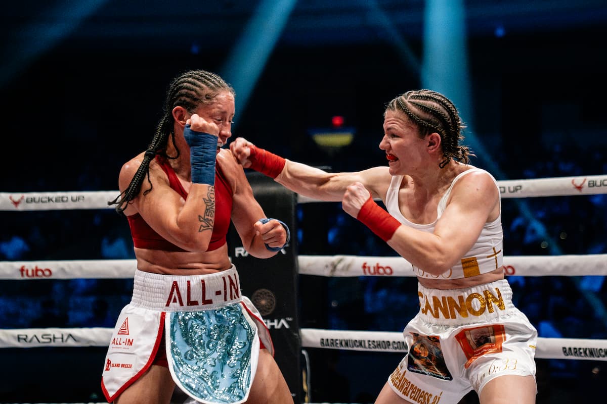 Shelby Cannon throws a punch during her bout against Rosalinda Rodriguez