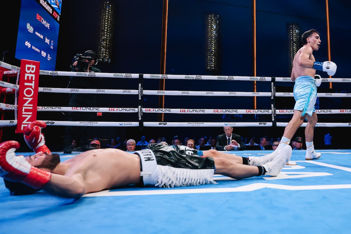 Alan Chaves knocks out Miguel Madueno during their bout