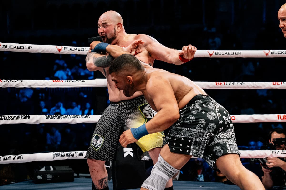 Deron Winn and Erick Lozano during their cruiserweight bout