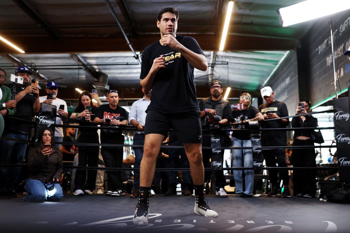Gilberto 'Zurdo' Ramirez shadowboxes during a media workout