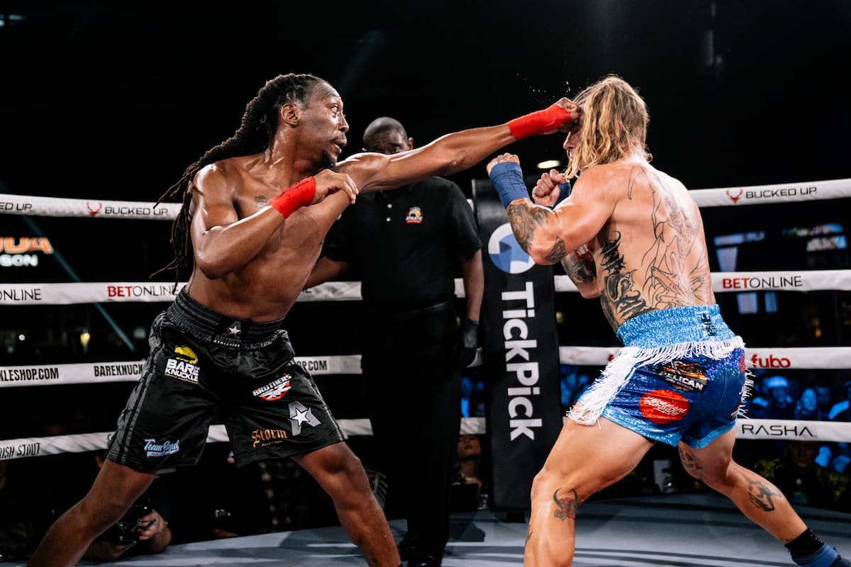 Quintan Foye throws a jab during his bout against Jason DiNunzio