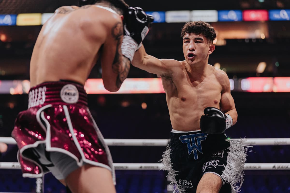 Tom Welland throws a punch during his bout against Yahir Alexander Solorio Morales