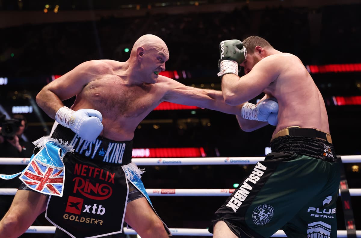 Tyson Fury throws a body jab during his fight against Arslanbek Makhmudov