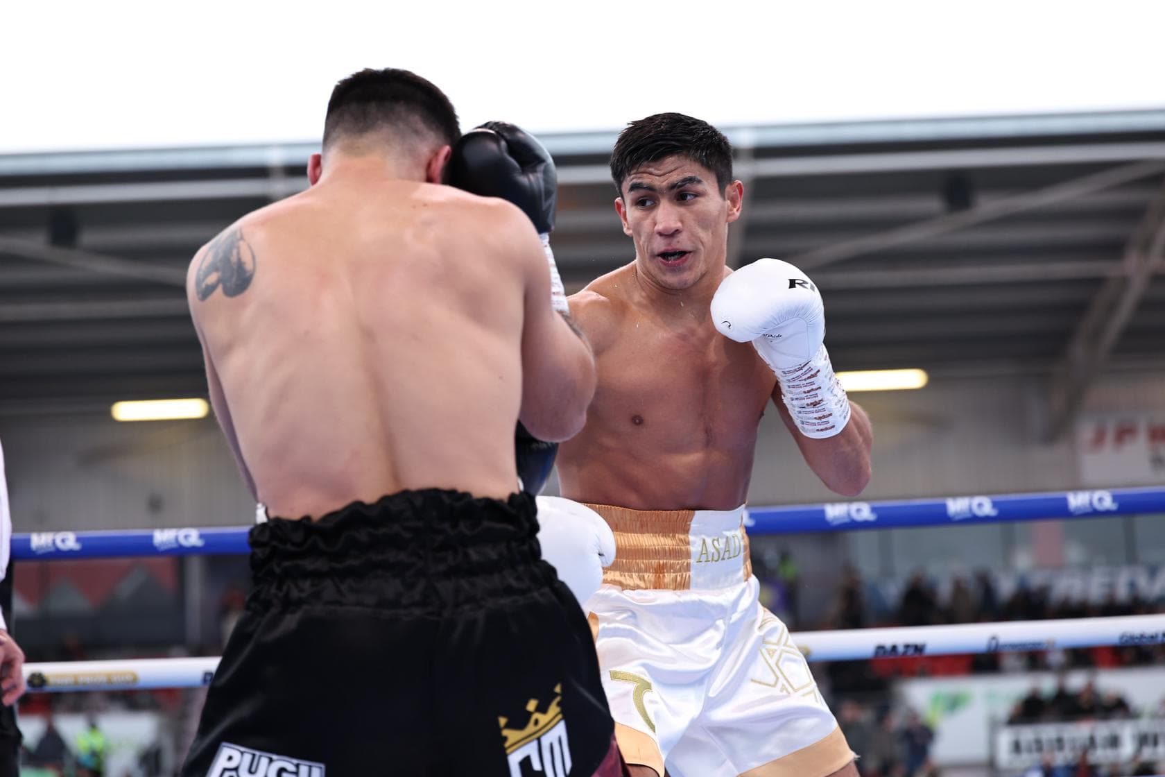 Asadkhuja Muydinkhujaev during his bout against Alexis Nahuel Torres