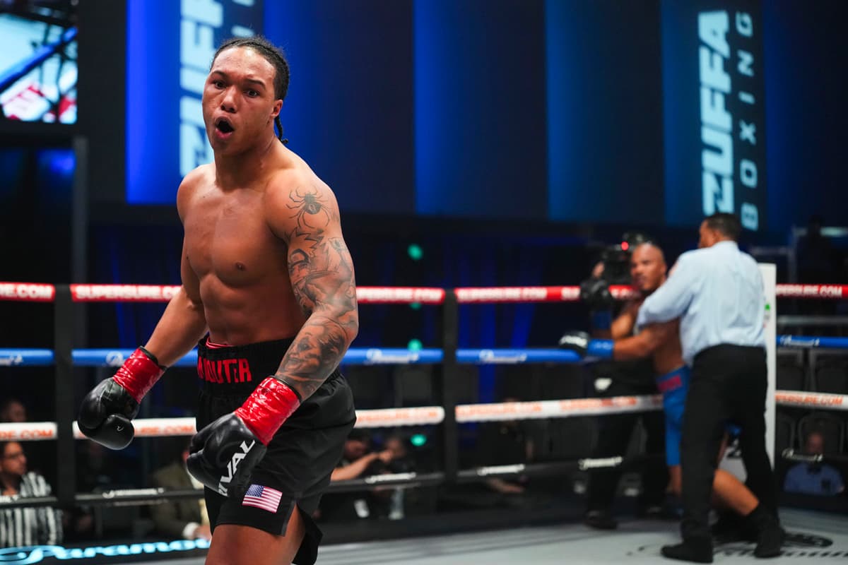 Da'Mazion Vanhouter celebrates his victory over Raphael Murphy during their bout