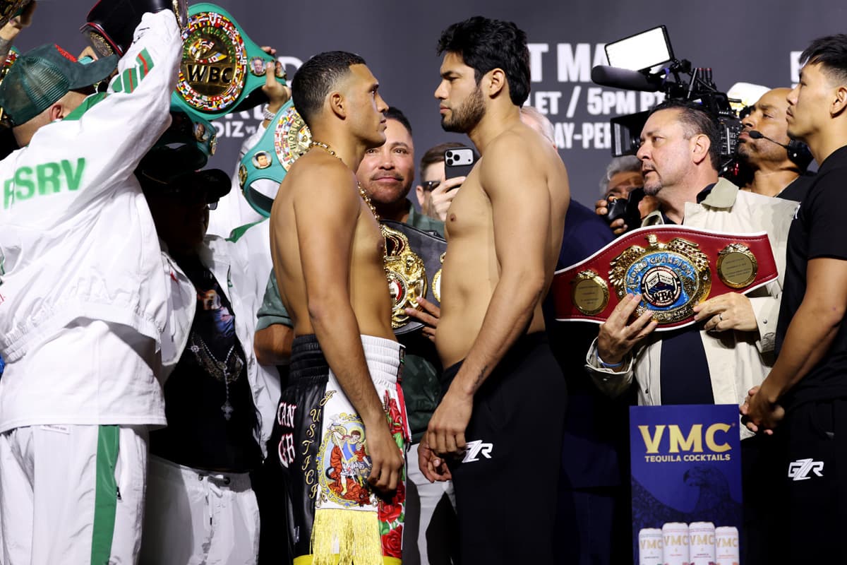 David Benavidez and Gilberto "Zurdo" Ramirez during the faceoff