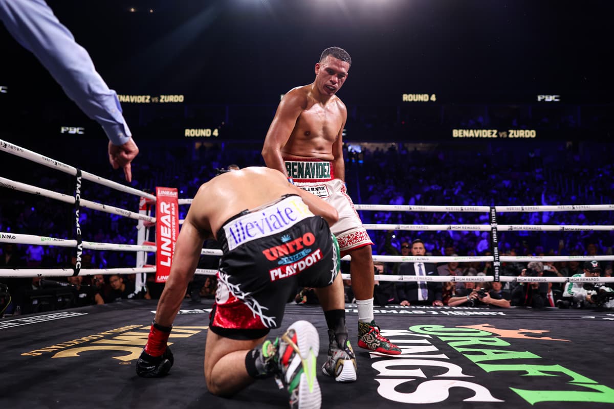 David Benavidez knocking down Gilberto Zurdo Ramirez during their fight