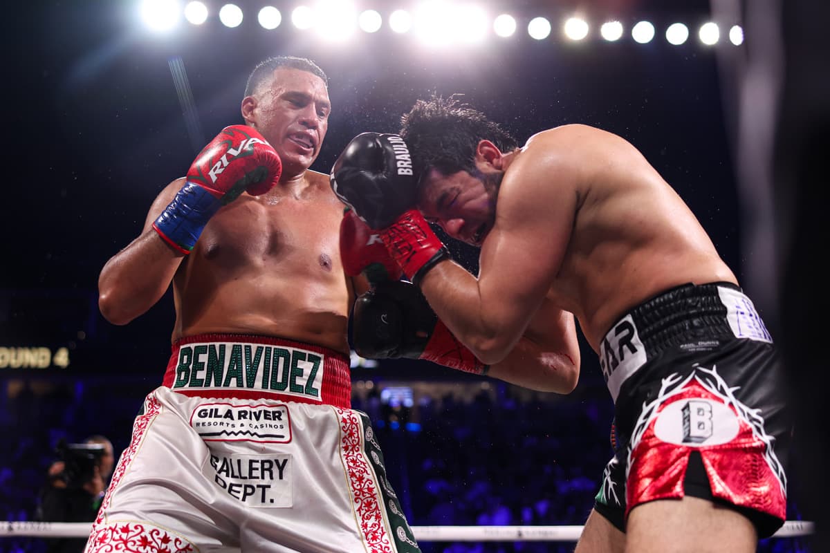 David Benavidez dominating Gilberto Zurdo Ramirez during their fight