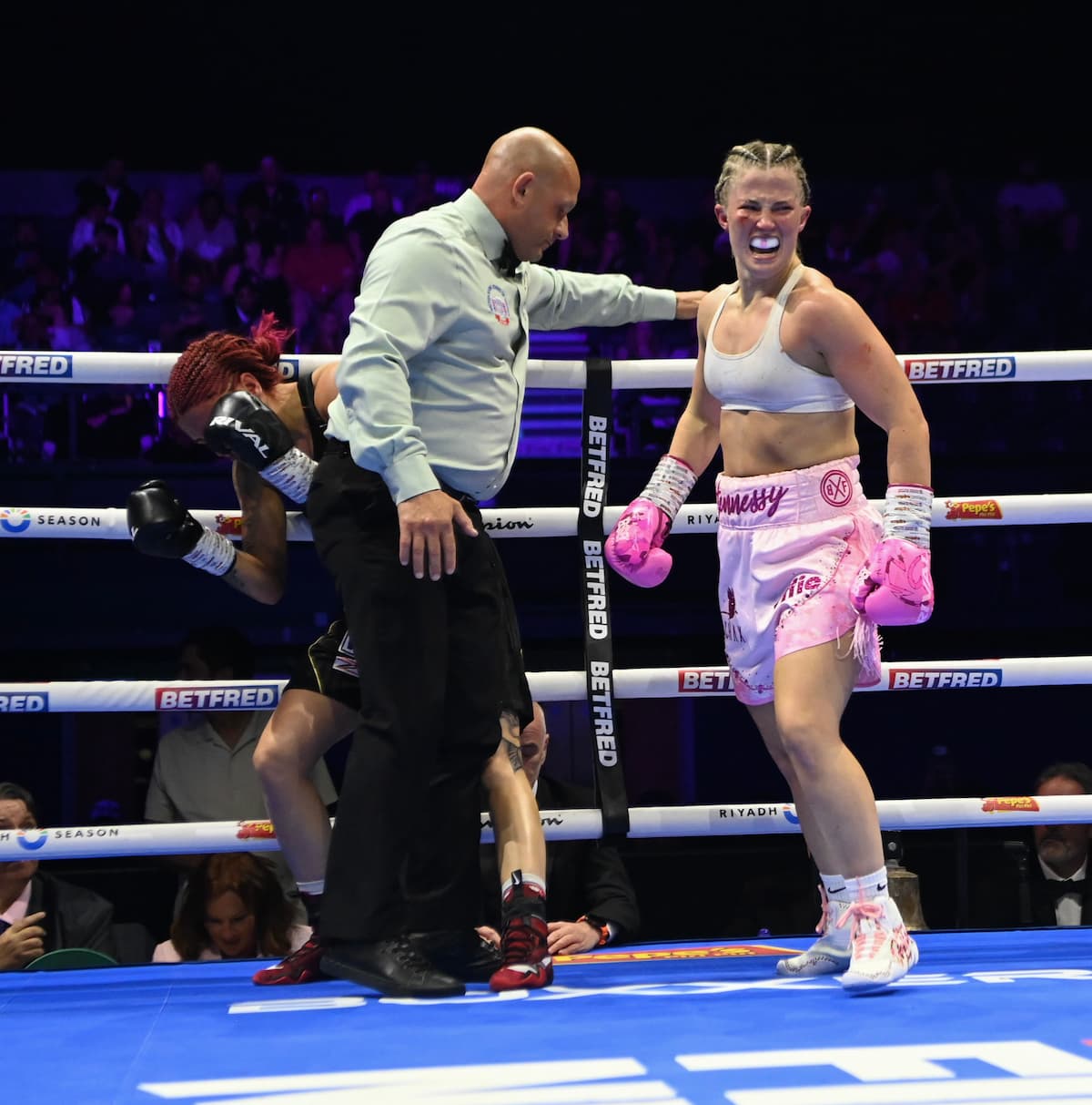 Referee steps in to stop the fight between Francesca Hennessy and Aurora De Persio