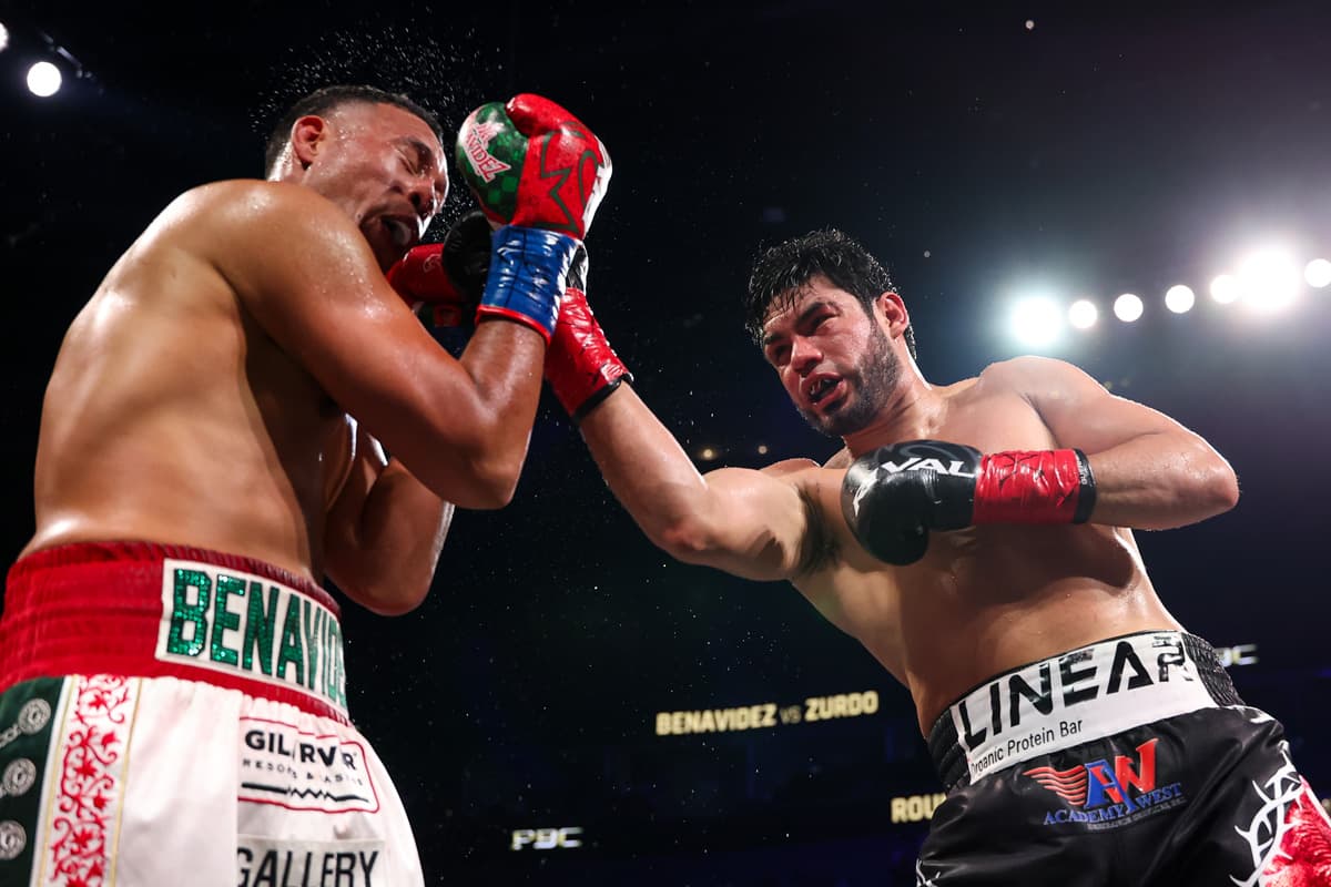 Gilberto Zurdo Ramirez throwing an uppercut during his fight against David Benavidez