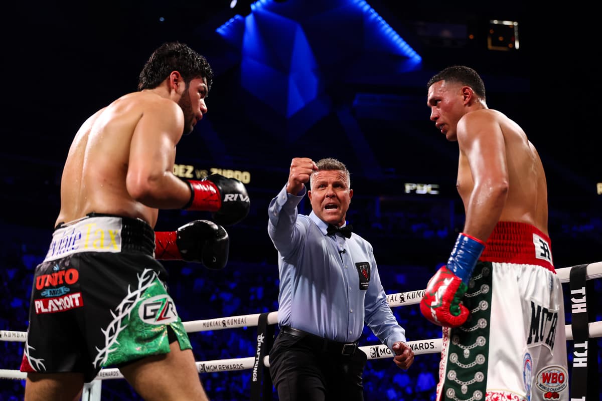 Referee Thomas Taylor between Gilberto Zurdo Ramirez and David Benavidez