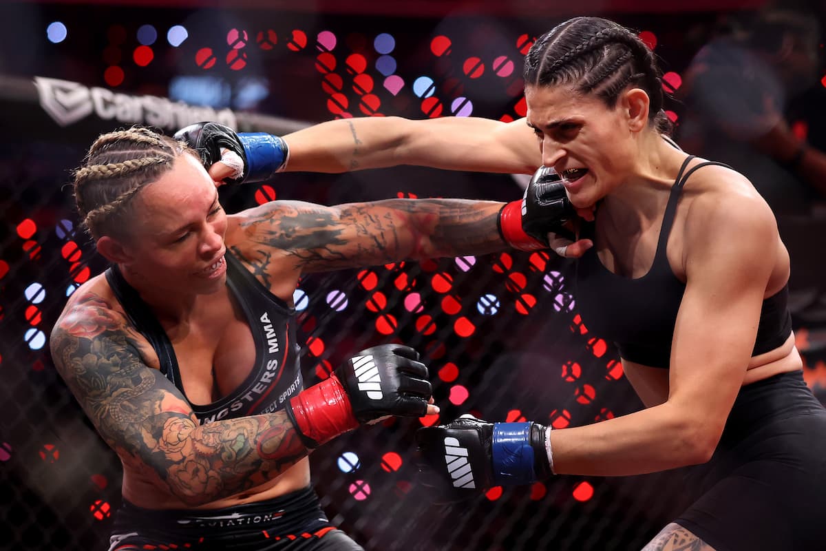 Jade Masson-Wong and Aline Pereira during their bout