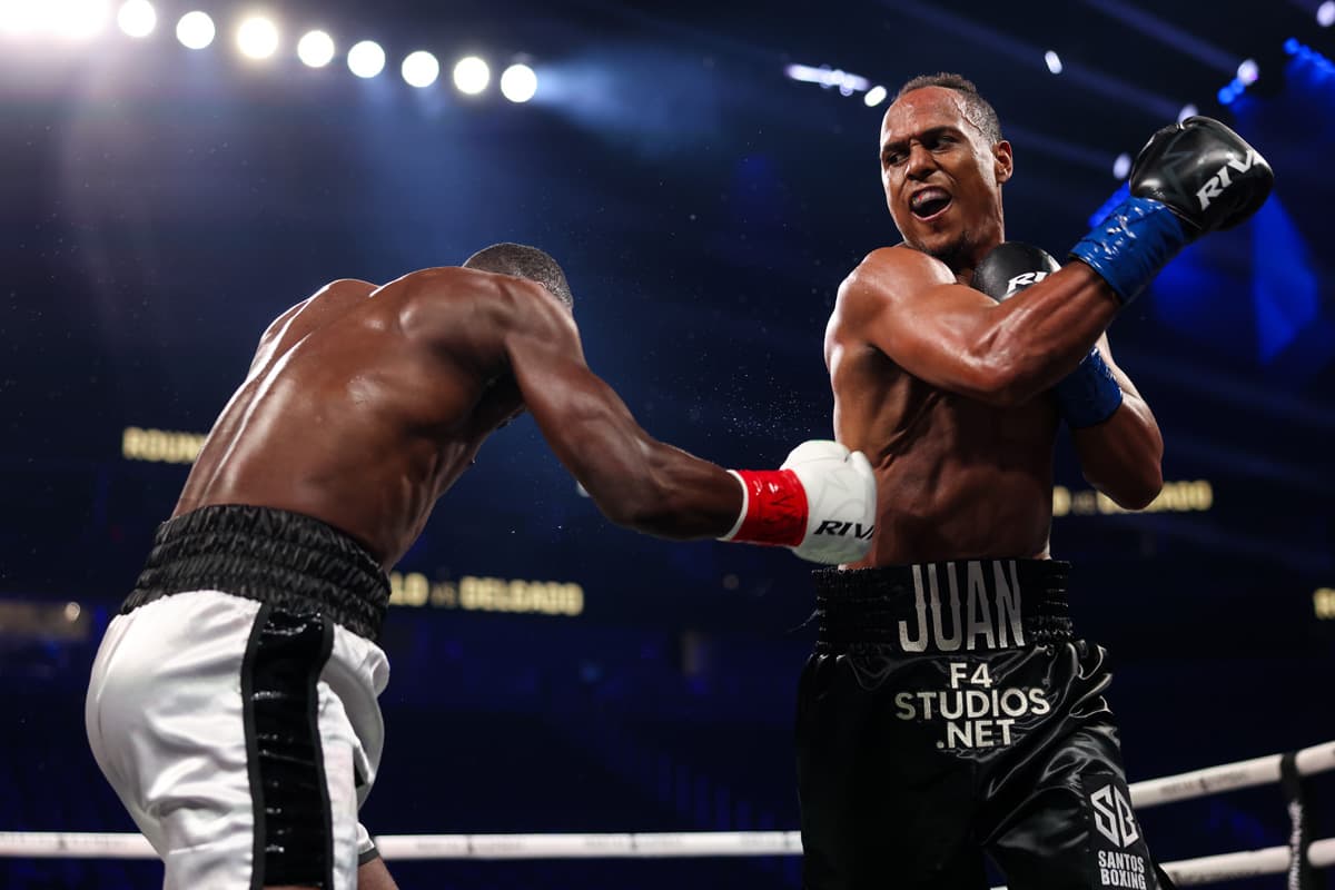 Juan Carrillo dominating during his fight against Marlo Delgado