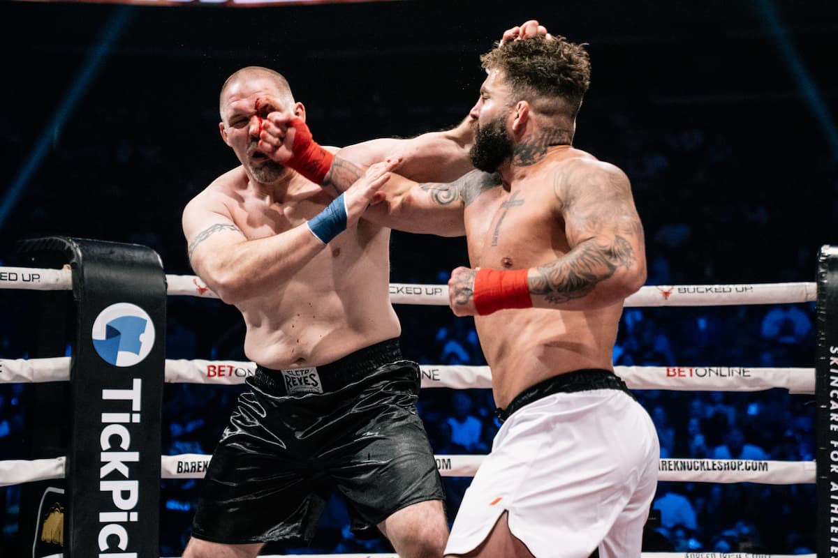 Levi da Costa lands a punch during his bout against Chase Gormley