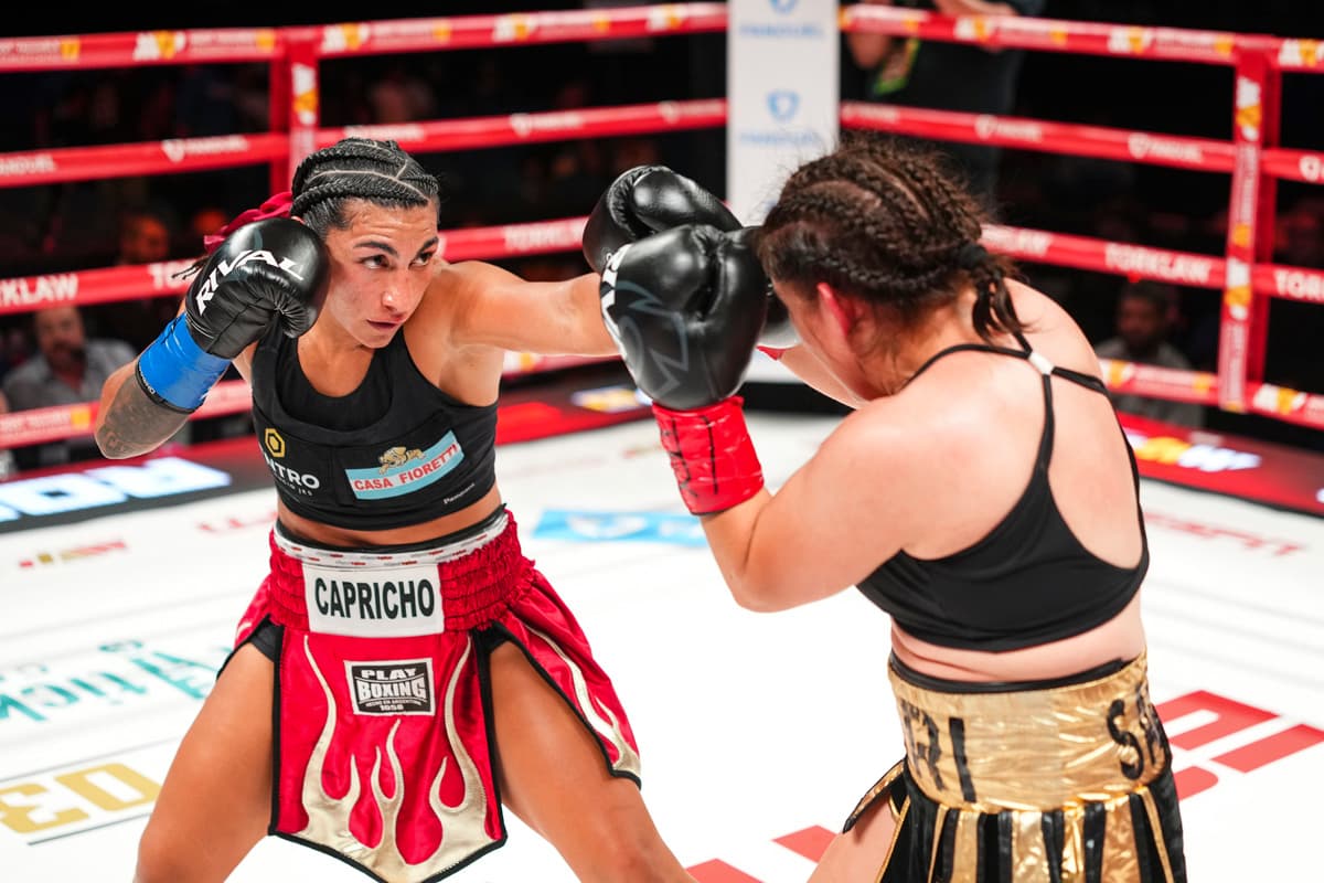 Nazarena Romero throws a jab during her bout against Maria Salinas