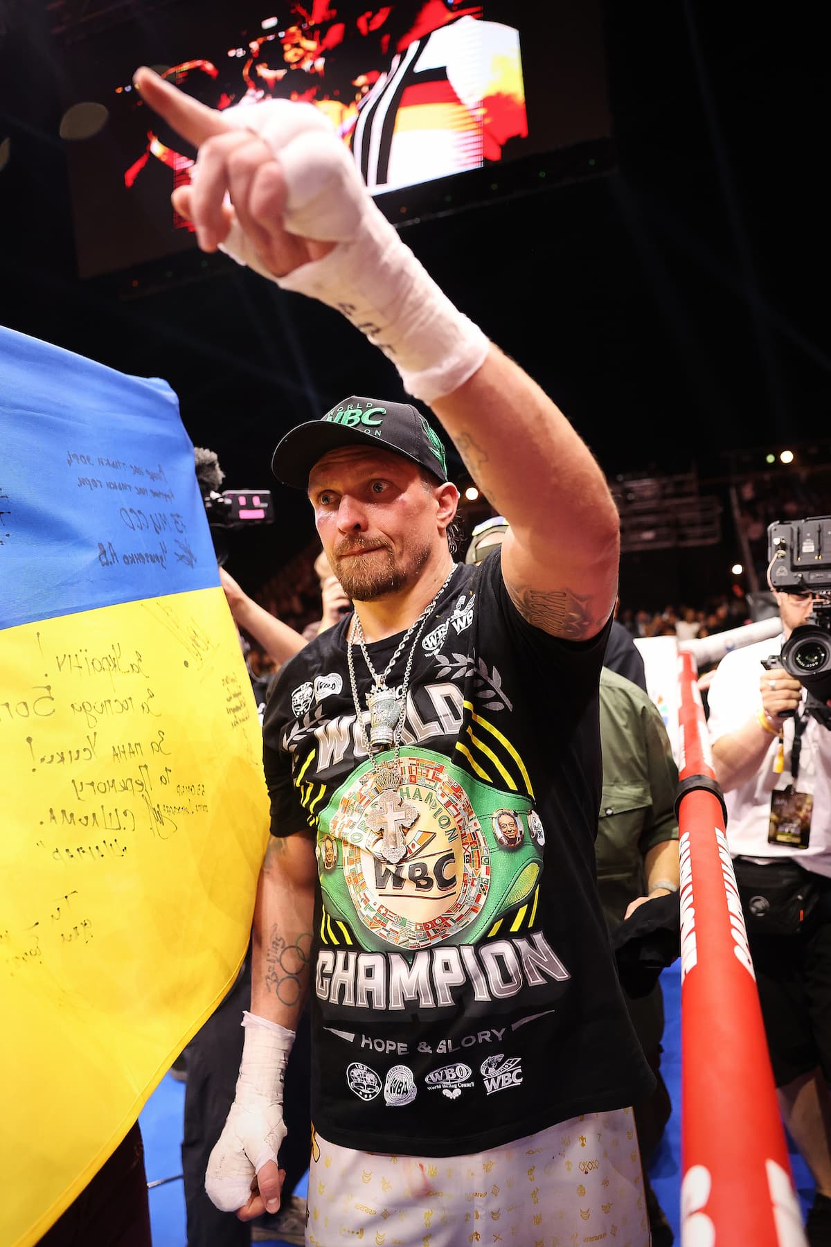 Oleksandr Usyk raises hand in victory