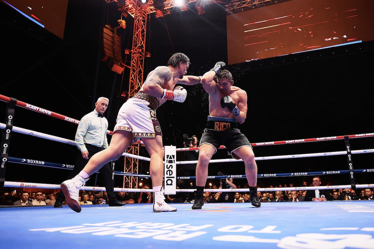 Oleksandr Usyk throws a punch during fight against Rico Verhoeven
