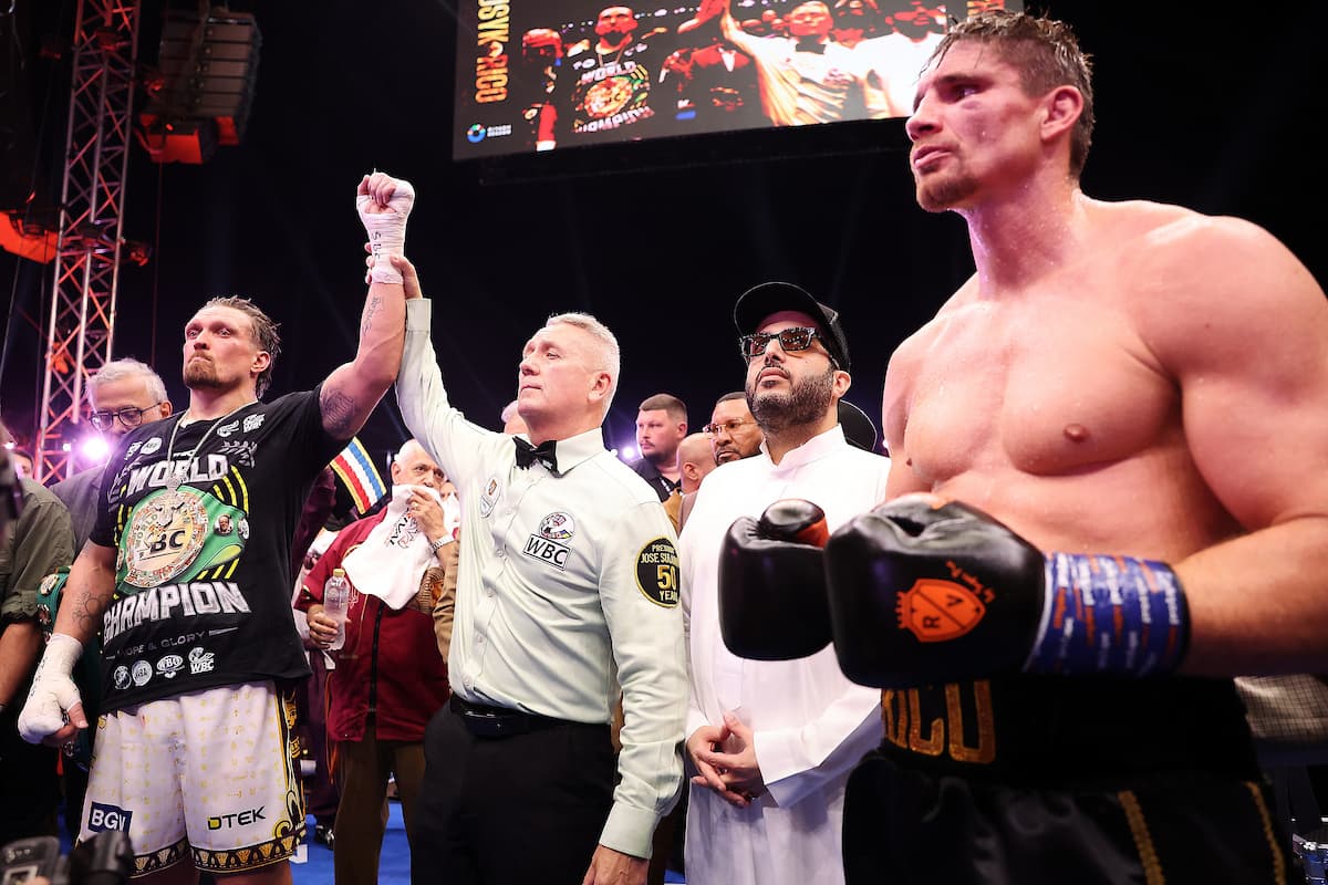 Referee raises Oleksandr Usyk’s hand in victory over Rico Verhoeven