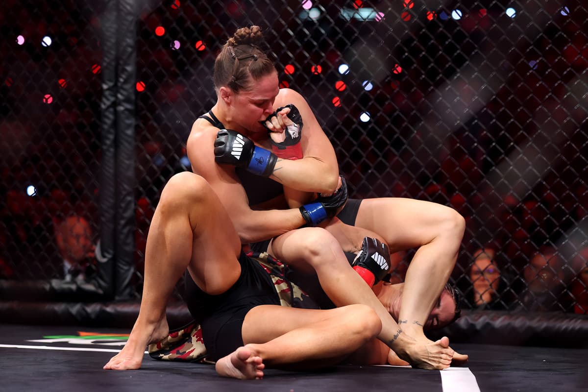 Ronda Rousey secures armbar submission against Gina Carano