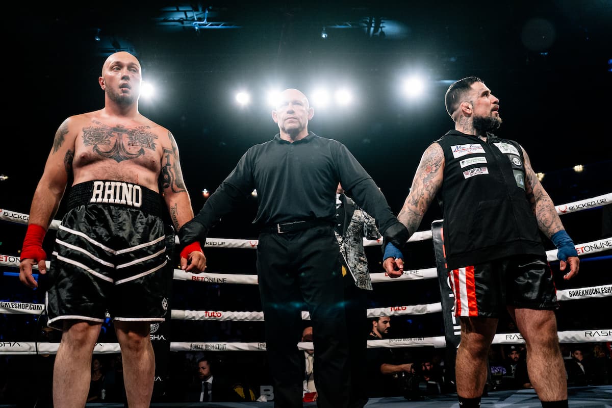 Gabriel Mota and Alex Davis with the referee standing between them during the verdict announcement