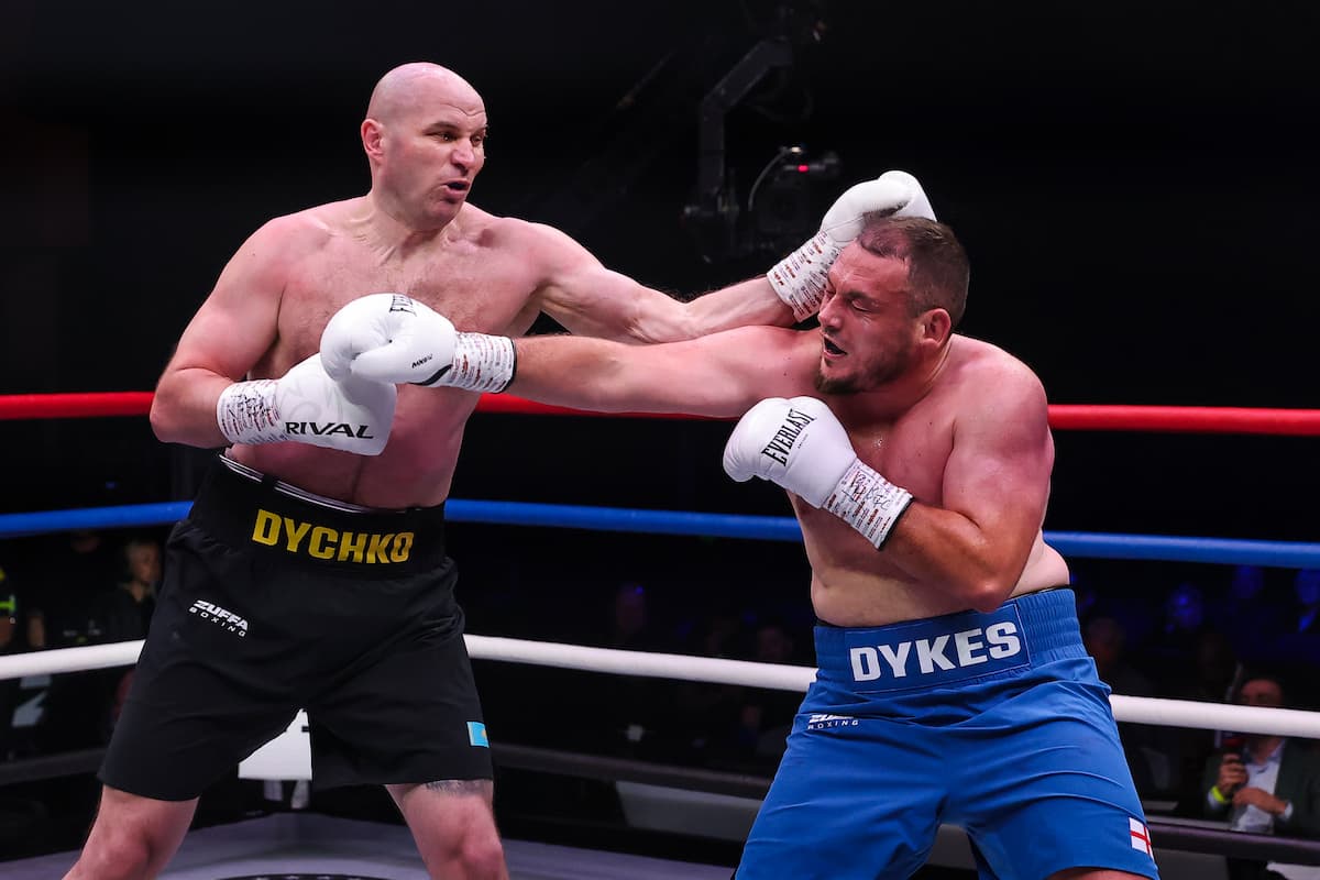 Ivan Dychko and Harvey Dykes during their bout