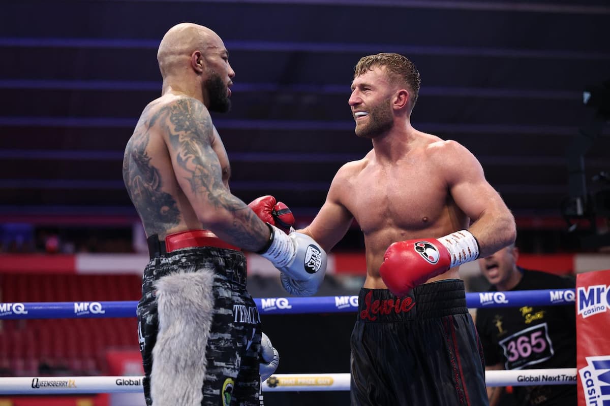 Lewis Edmondson and Lyndon Arthur during their bout