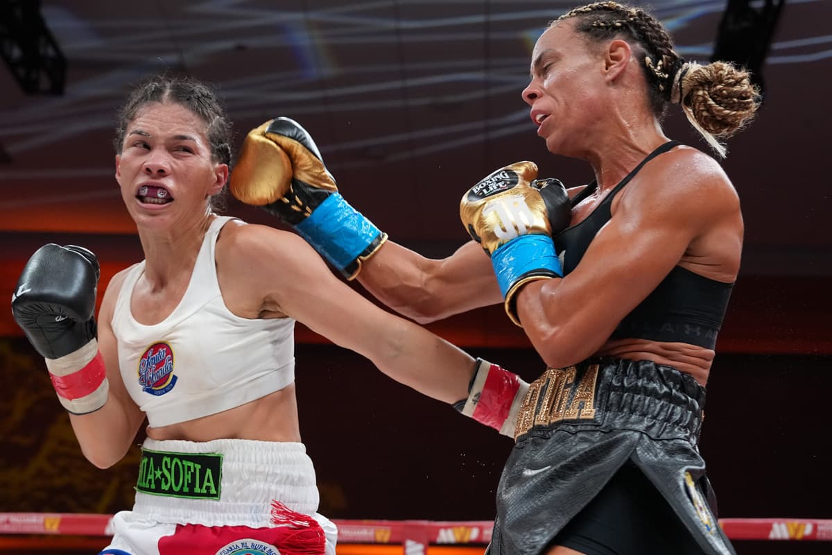 Nataly Delgado and Jasmine Artiga during their bout