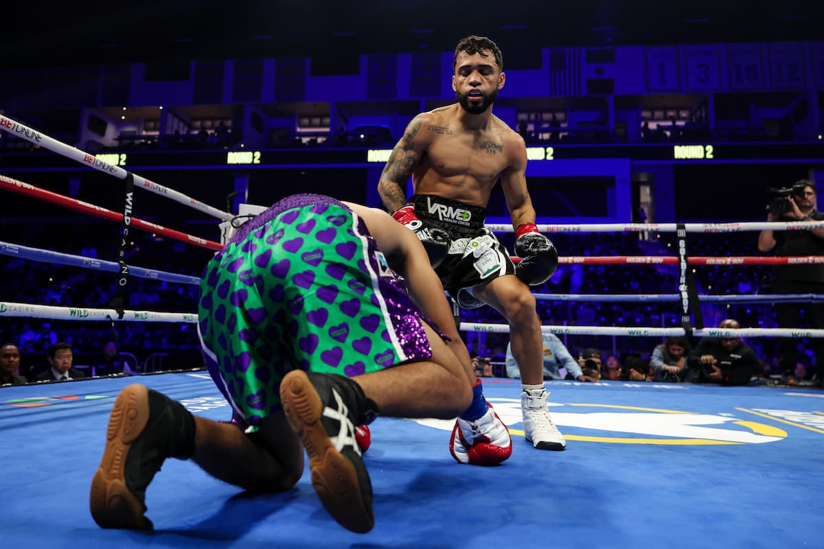 Oscar Collazo knocks down Neider Valdez during their bout