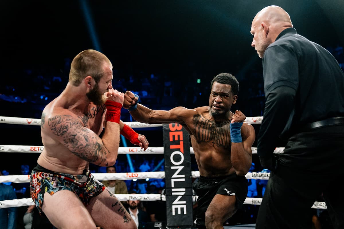 Ravon Baxter lands punches during his bout against Junior Hicks