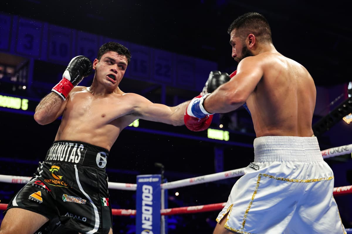 Yair Gallardo throws a hook during his bout against Buneet Bisla