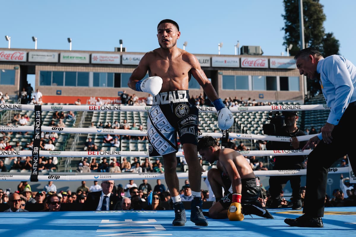 Albert Gonzalez knocks down Aaron Alameda during their bout