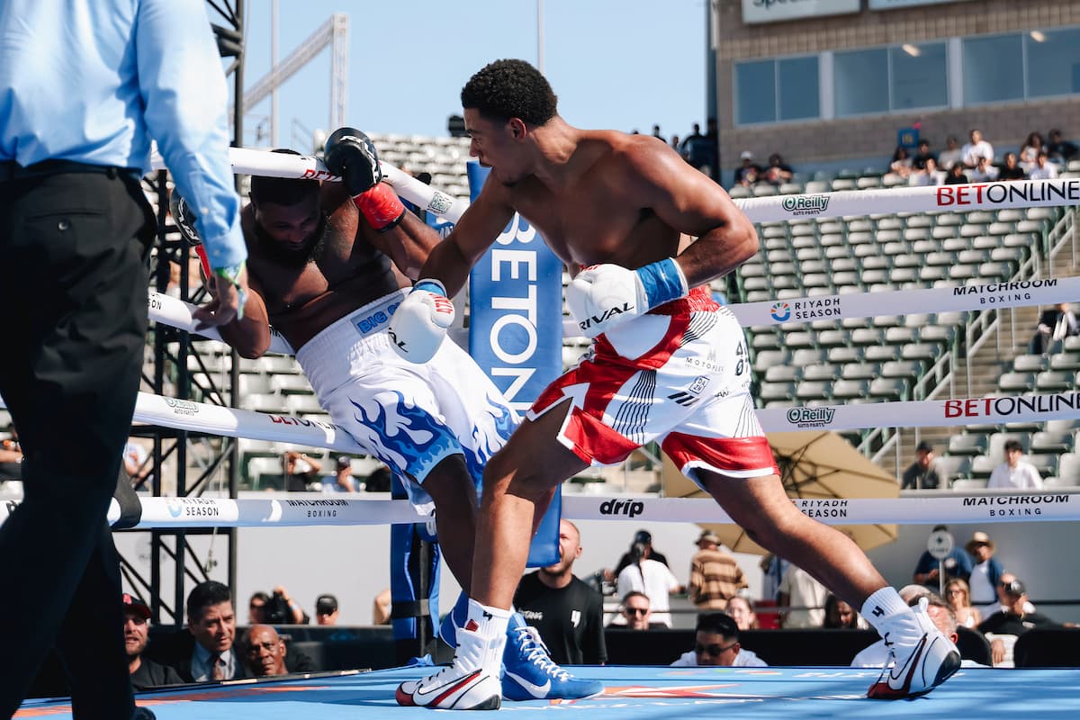 Leo Atang dominates Glen Williams during their bout