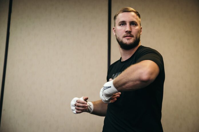 Otto Wallin backstage preparing for his bout against Travis Kauffman