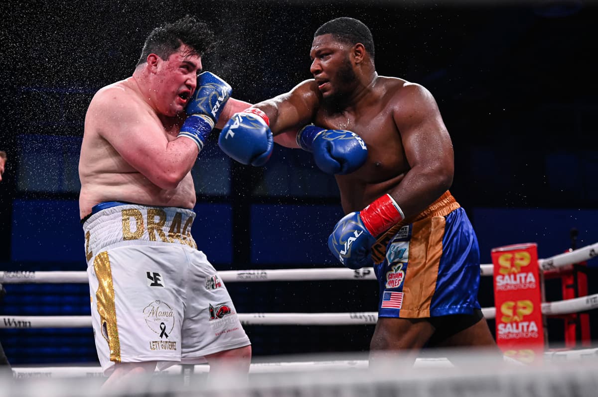 Pryce Taylor attacks Isaac Munoz Gutierrez during their bout