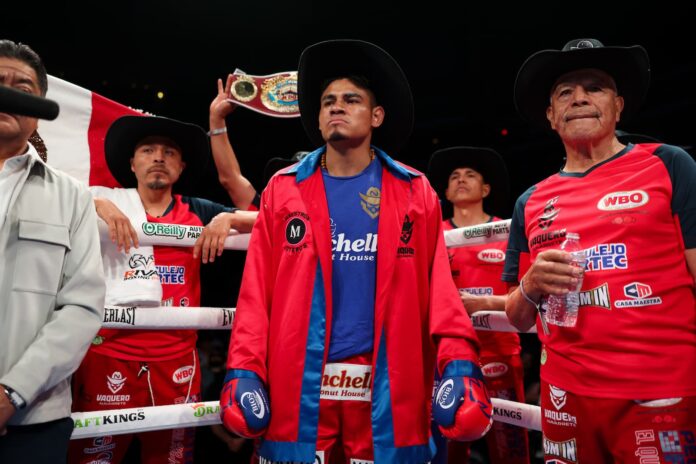 Emanuel Navarrete in the ring during his bout against Eduardo Nunez