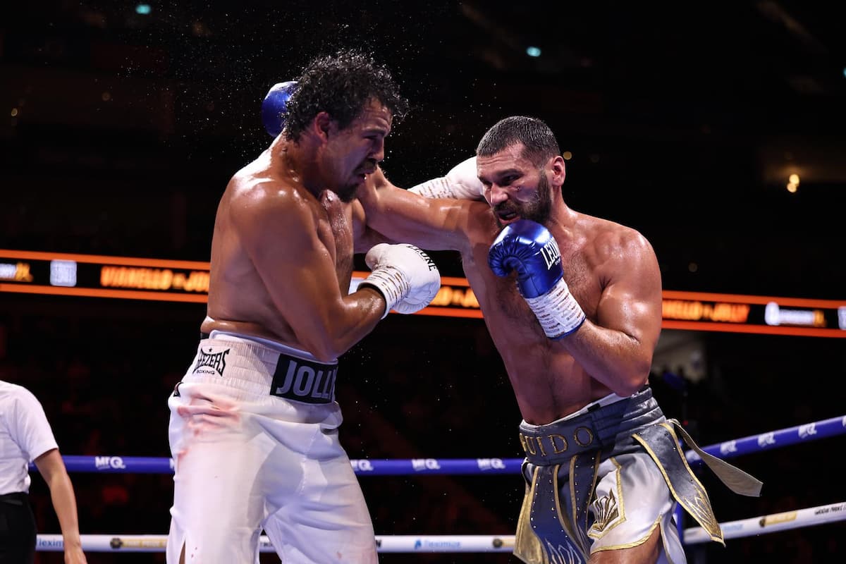 Guido Vianello and Moses Jolly during their bout