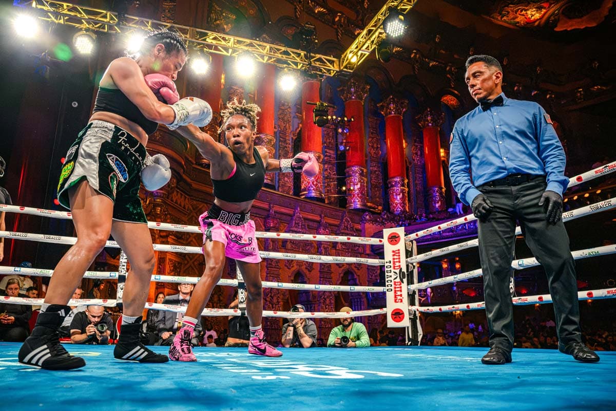 Jasmine Hampton throws a jab during her bout against Gloria Munguilla