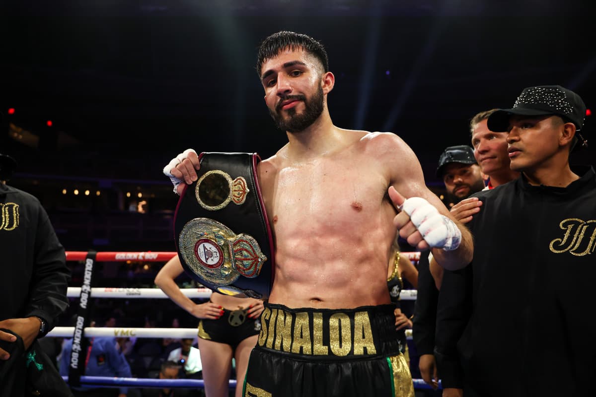 Joel Iriarte poses after his victory over Jorge Lagunas