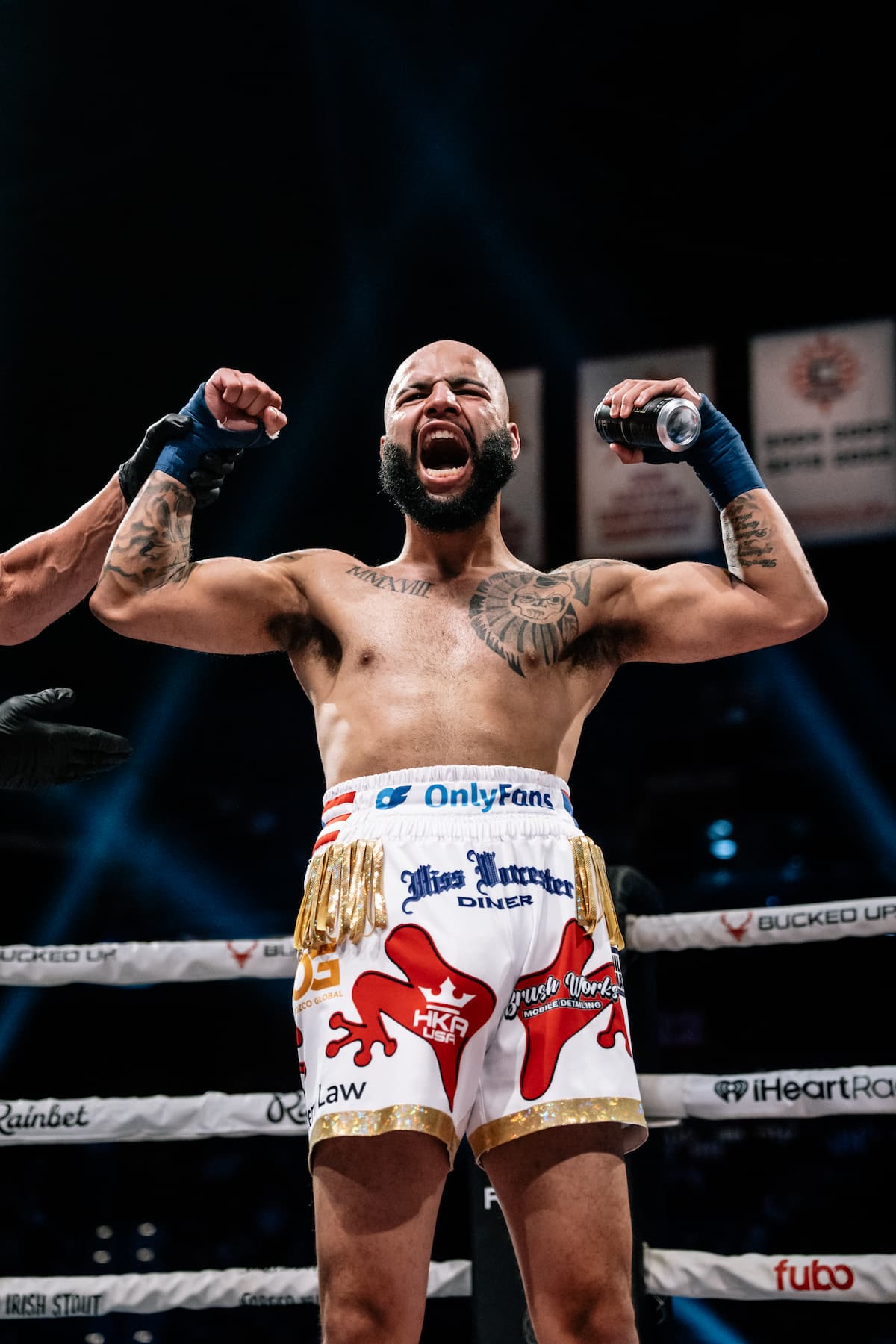Lardy Navarro celebrates his victory over Robert Fichtner